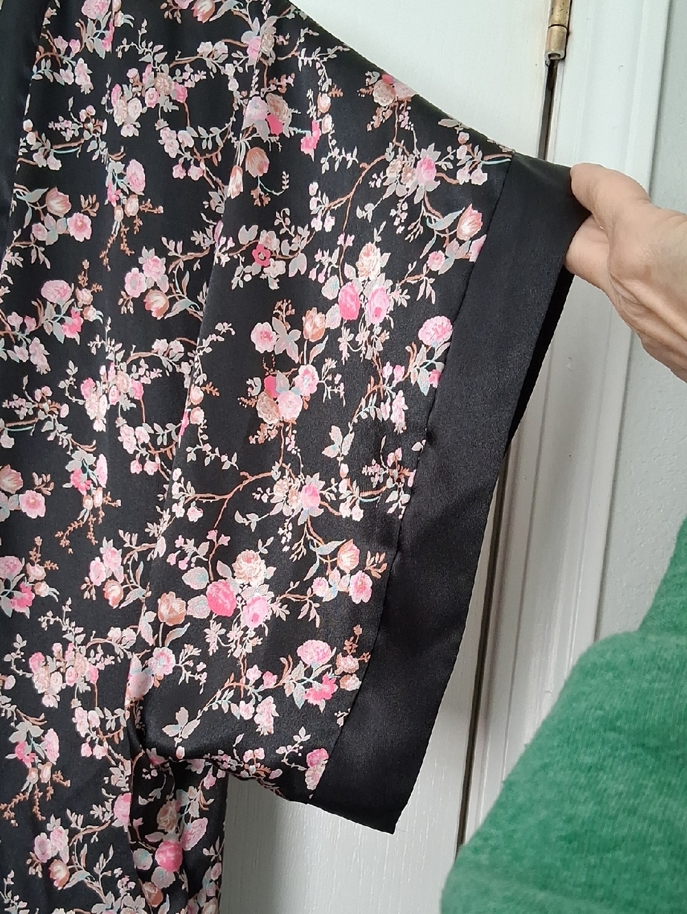 Satin Kimono Robe Floral Print  Open-Front Coverup Pink Black Short Silky  Sz XL - Picture 2 of 6